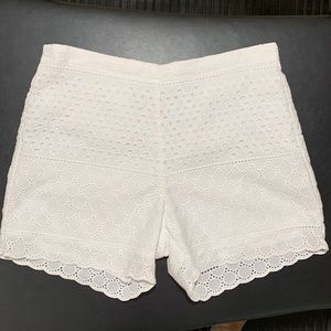 Gretchen Scott white lined, scallop bottom shorts w/elastic back waist size XS